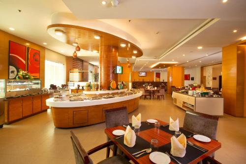 مطعم, فندق جوكولام بارك - كويمباتور (Hotel Gokulam Park - Coimbatore) in بيلاميدور