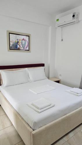 Double Room with Balcony image 3