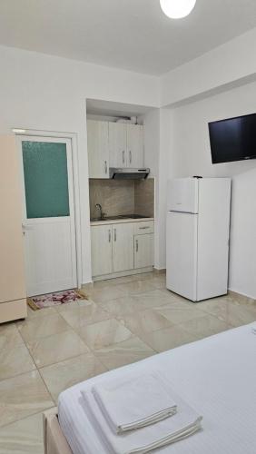 Double Room with Balcony image 1