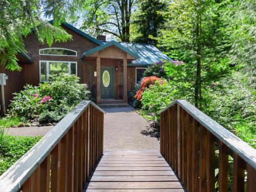 Blue Coconut - Meredith Lodging, Rhododendron