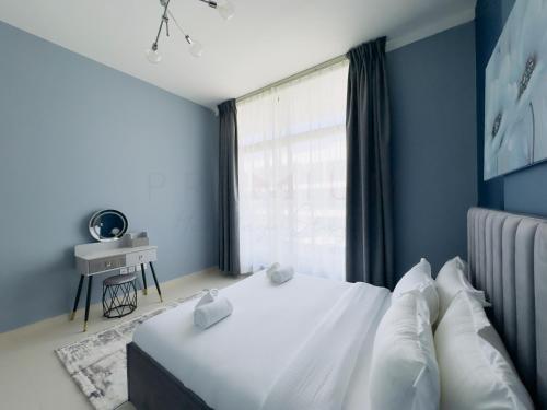 Classy Modern-1BR Prime Views-301 - image 3