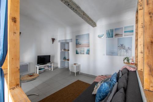 Shared lounge/TV area, Le Pastel Riverside Centre historique proche des plages near L'Amphore