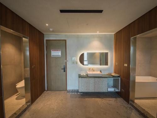 room detail thumbnail 2