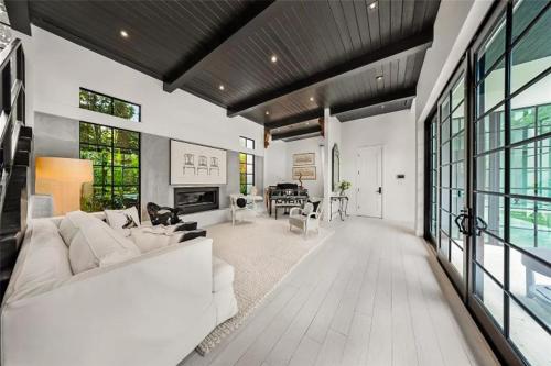 Tons of Natural Light Private Star Home in Miami, USA