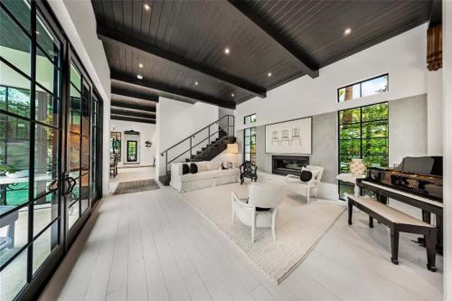 Tons of Natural Light Private Star Home in Miami, USA