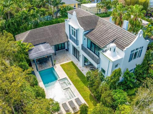 Tons of Natural Light Private Star Home in Miami, USA