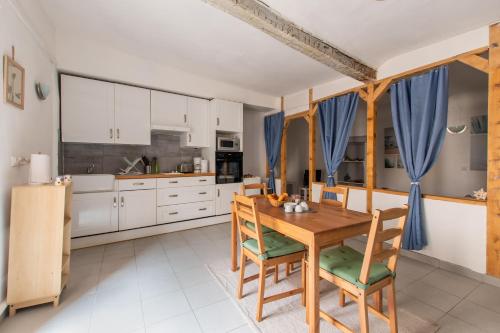Kitchen, Le Pastel Riverside Centre historique proche des plages near L'Amphore