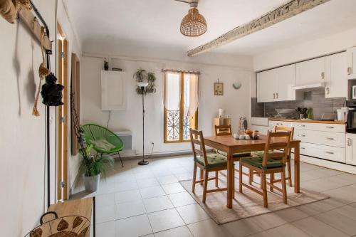 Kitchen, Le Pastel Riverside Centre historique proche des plages near L'Amphore