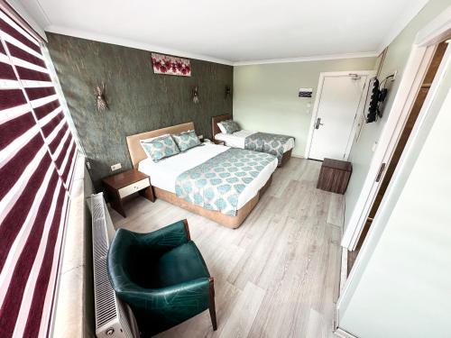 1 double bed, 1 twin bed