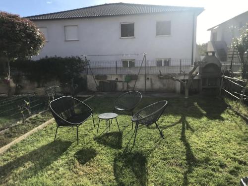 Appart T3 avec jardin proche commerces et aéroport - Location saisonnière - Borgo