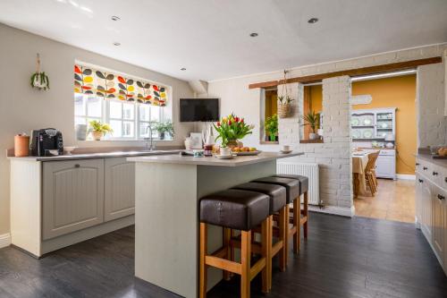 مطبخ, The Cottage - Characterful, coastal family home in هولوكومبى