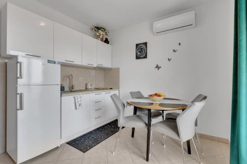 One-Bedroom Apartment image 10