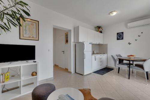One-Bedroom Apartment image 9