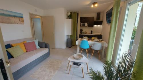 Appartement résidence 3 étoiles, 50m du lac, WIFI, jardin terrasse sans vis-à-vis, 1 à 4 pers, kit bébé possible