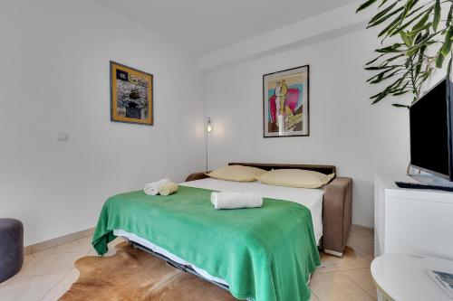One-Bedroom Apartment image 3