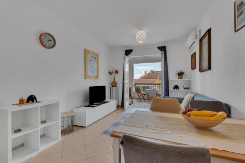 One-Bedroom Apartment image 4