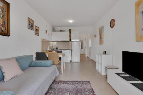 One-Bedroom Apartment image 5