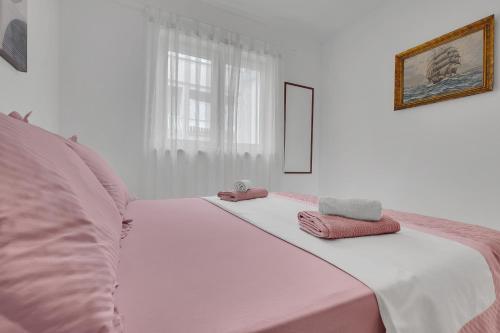 One-Bedroom Apartment image 9