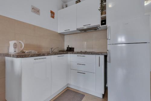 One-Bedroom Apartment image 1