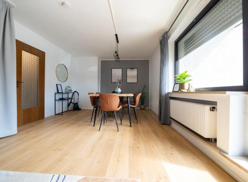 C4S -COME4STAY- Stilvoll eingerichtetes Apartment für bis zu 8 Personen - Hochwertige Betten I voll ausgestattete Küche I Balkon I Badezimmer I WLAN I Smart TV