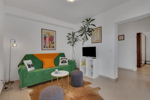 One-Bedroom Apartment image 2