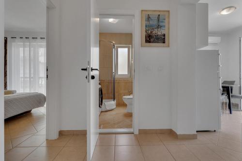 One-Bedroom Apartment image 3