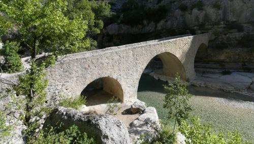 Tuvākā izklaides vieta, La ferme d'Yvette et Zou, au coeur des Baronnies Provencales, pour un sejour en famille ou entre ami in Barret-sur-Méouge