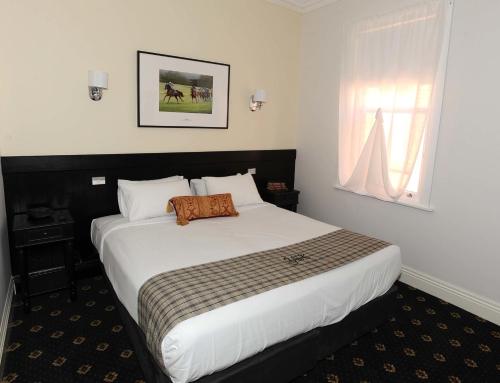 The Yarrawonga Hotel The Yarrawonga Hotel is conveniently located in the popular Yarrawonga area. The property has everything you need for a comfortable stay. Service-minded staff will welcome and guide you at The Yarrawo