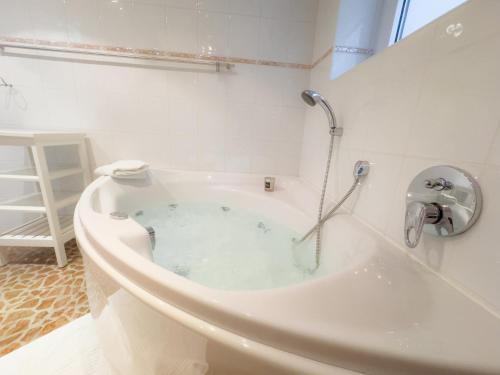 热水浴池, Souterrain Apartment mit eigenem Eingang und Terasse in 萨尔斯特