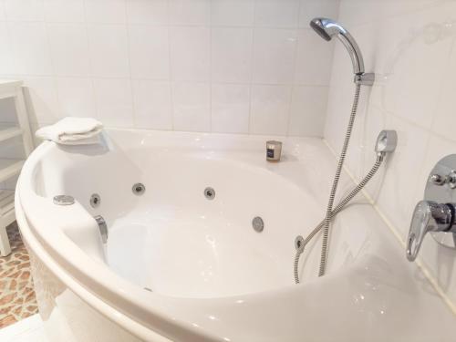 淋浴, Souterrain Apartment mit eigenem Eingang und Terasse in 萨尔斯特