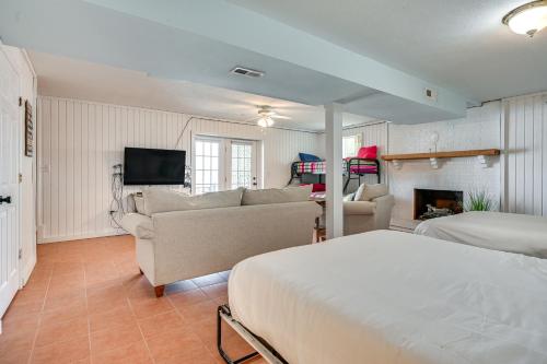 Fox Berry Hill - Lakefront with Dock, Launch & Hot Tub