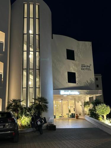 Bikini Hotel - image 6