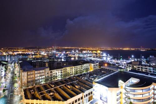 The Chancellor on Hobson near Auckland Harbour Híd