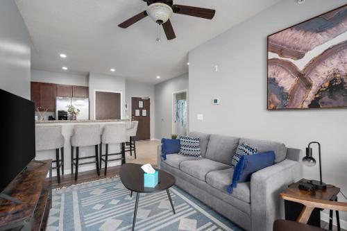 HUGE New Apartment, Free Parking, Near Mayo! in Rochester, USA