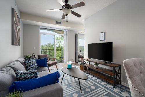 HUGE New Apartment, Free Parking, Near Mayo! in Rochester, USA