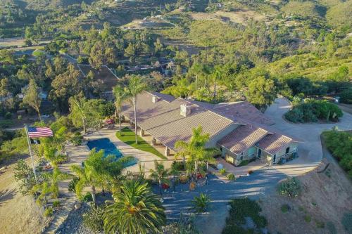 Gorgeous Private Estate with Pool & Pickleball Court
