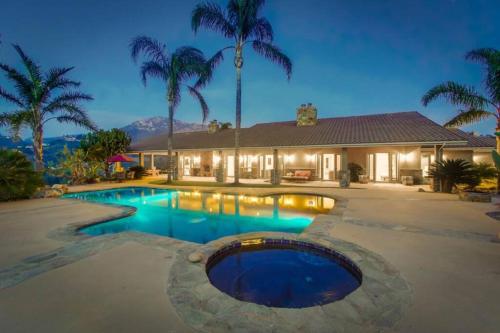Gorgeous Private Estate with Pool & Pickleball Court in Lakeside, USA