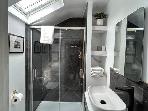 Luxury King Room image 4