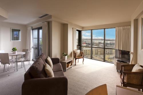 The Chancellor on Hobson near Auckland Harbour Híd