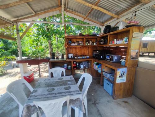 מטבח, Camping Babsita-TIPI und Hütten und Stellplätze für Zelt und Camper direkt am Meer und See (Camping Babsita-TIPI und Hutten und Stellplatze fur Zelt und Camper direkt am Meer und See) in קחויטה