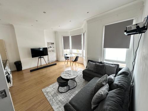 Spacious 2 Bed Flat In London - Apartment