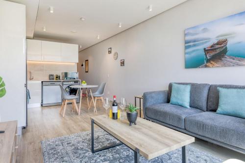 Always-Power Signal Hill Apartment - image 5