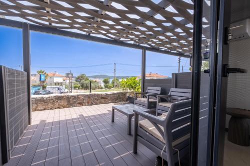 Select Cunda Guest House - Sea View Room with Private Veranda in Cunda Island – khách sạn tại Đảo Cunda