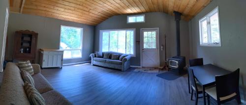 Meadowlark Cabin #5 in Maynooth (ON)