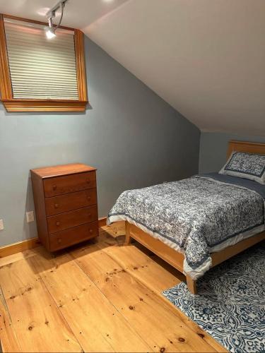 Cozy Log Home across from Phillips Lake-Four Season Fun