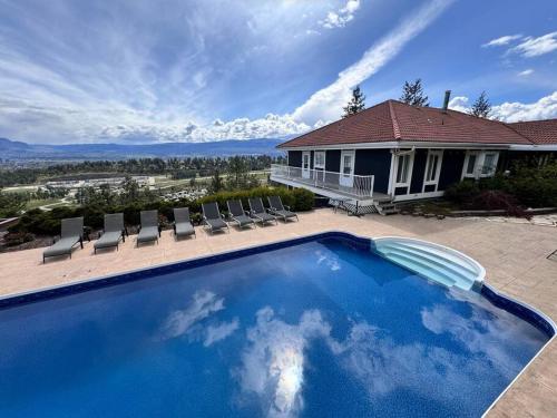 Heated pool, hot tub, 4 AC lake view bedrooms