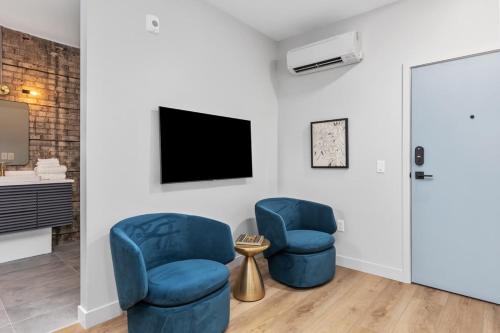 King suite with walking distance to night life - image 3