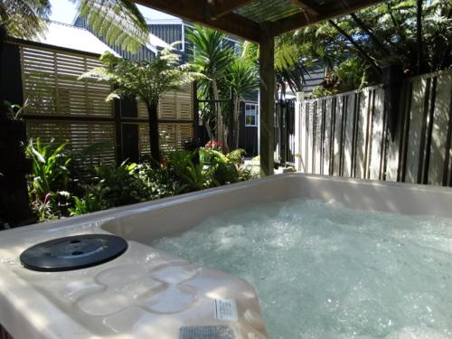 熱水浴缸, 南太平洋汽車旅館 (Southpacific Motel) in 旺阿馬塔