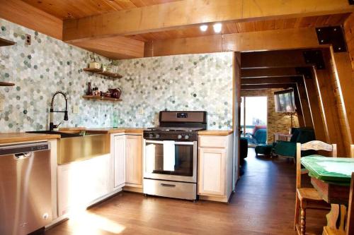 Wood beam cabin, family friendly, pets, Wi-Fi in Big Bear City, USA