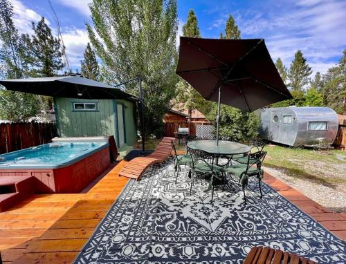 Wood beam cabin, family friendly, pets, Wi-Fi in Big Bear City, USA